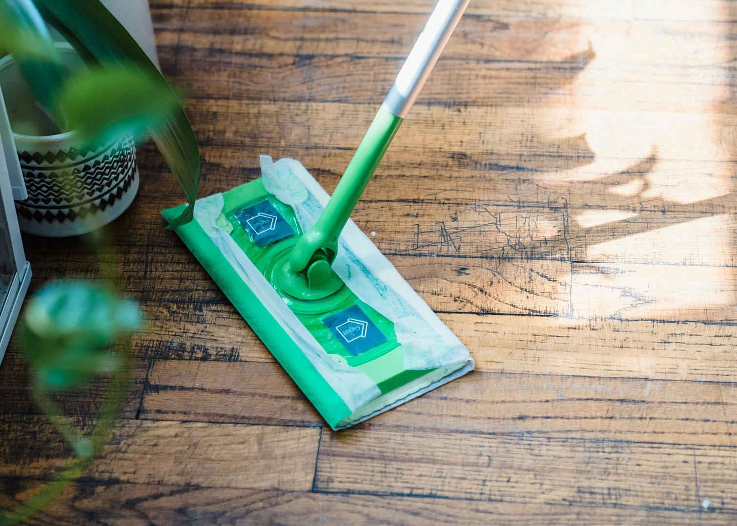 Usuwanie plam z parkietu – domowe sposoby i profesjonalne środki