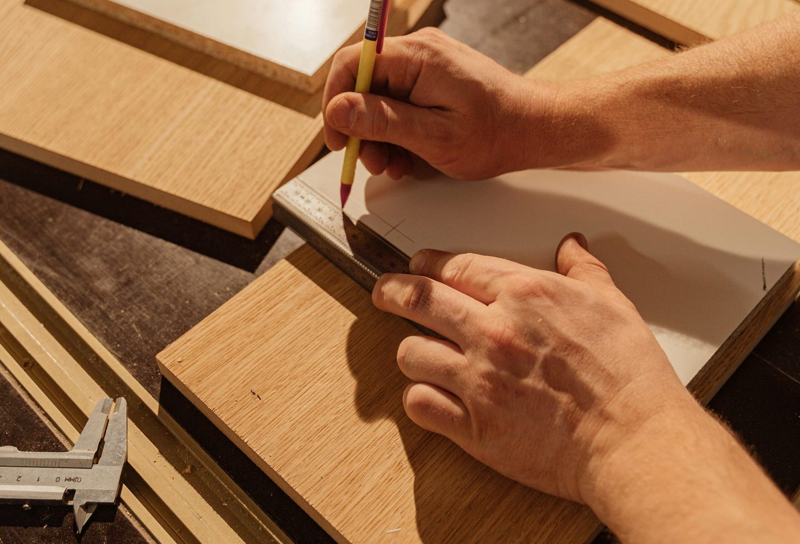 Naprawa drobnych wgnieceń w parkiecie drewnianym – poradnik