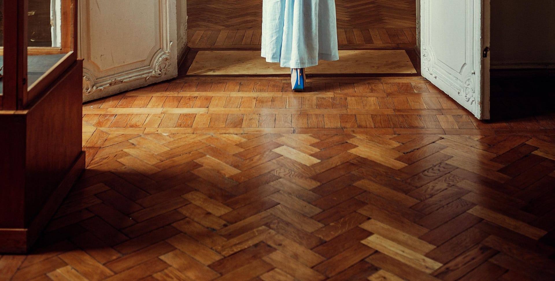 Dąb, jesion, czy orzech? Porównanie popularnych gatunków drewna na parkiet