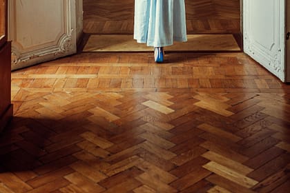 Dąb, jesion, czy orzech? Porównanie popularnych gatunków drewna na parkiet