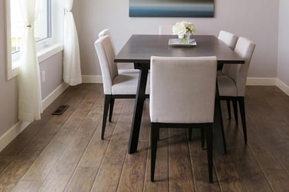 Parkiet w mieszkaniu w bloku – na co zwrócić uwagę przed zakupem?